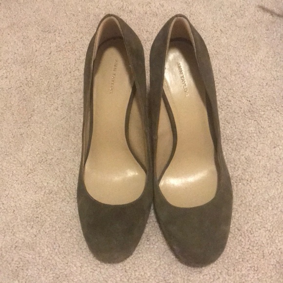 Olive green suede Ann Taylor heels - Picture 1 of 4